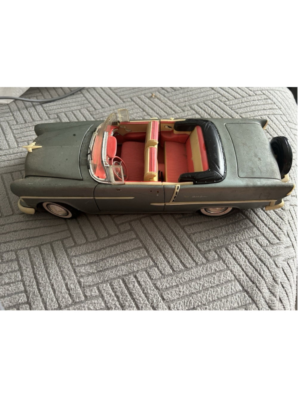 ERTL American Muscle 1:18 1955 Chevrolet Bel Air Convertible. Missing Some Part